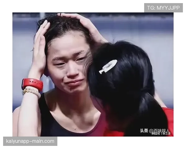 全红婵下场后直接换衣服,现场居然没人敢凑近,像明星见了粉丝都害怕一样 全红婵下场后直接换衣服,现场居然没人敢凑近,像明星见了粉丝都害怕一样